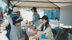 2004年。東松島市野蒜でイベント。避妊手術の相談会も始めた。