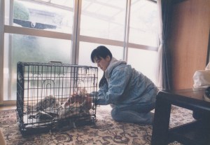 15年前の私。捕獲器がない頃は、ケージの扉に紐を付けて野良猫が入るのを待った。入ったら、ケージを室内に運んで、座布団カバーに入れた。やっていることに、いつも変わりはない…。